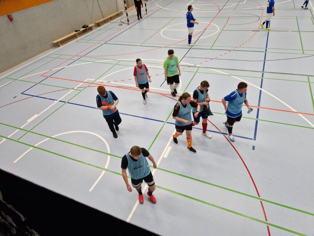 Kaum sind die Jungs der Trans-Fußball Gruppe bei Startschuss etabliert, zogen sie schon ins erste Turnier. Ausgelobt von den Roter Stern Kickers Ahrensburg e.V. ging es am 18. Februar um den Anneliese-Oelte Pokal.